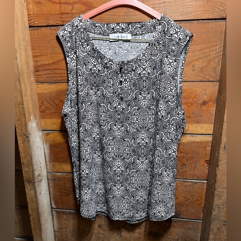 EUC sleeveless black and white top